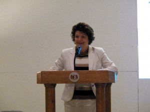 Kyna Iman speaking to members of the Missouri Nurses Association 
