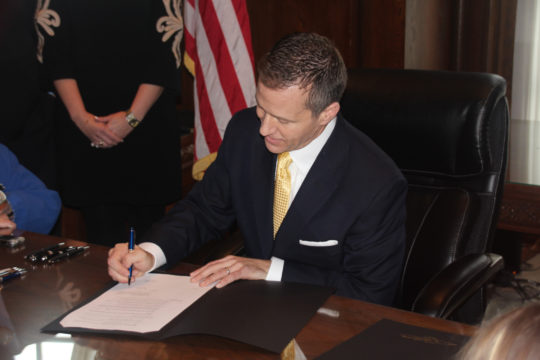 Gov. Eric Greitens signs his first executive order in the Governor's Office Jan. 9, 2017. (Travis Zimpfer/THE MISSOURI TIMES)