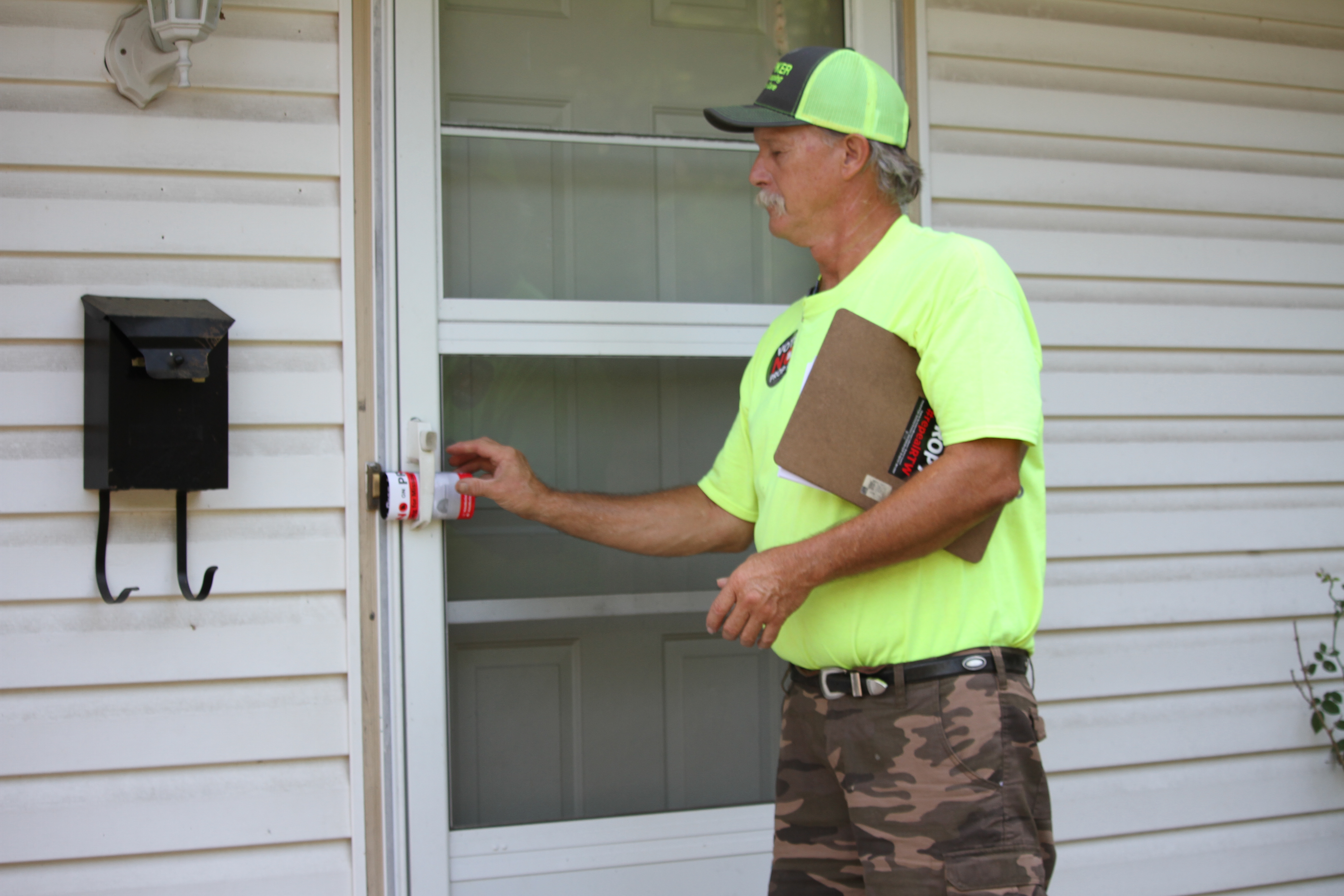 Tim Thurman, a volunteer with We Are Missouri, canvassing a neighborhood in Jefferson City (ALISHA SHURR/THE MISSOURI TIMES).