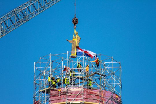 Ceres makes her way to the ground from her perch atop the Missouri Capitol on Thursday morning (ALISHA SHURR/THE MISSOURI TIMES.)