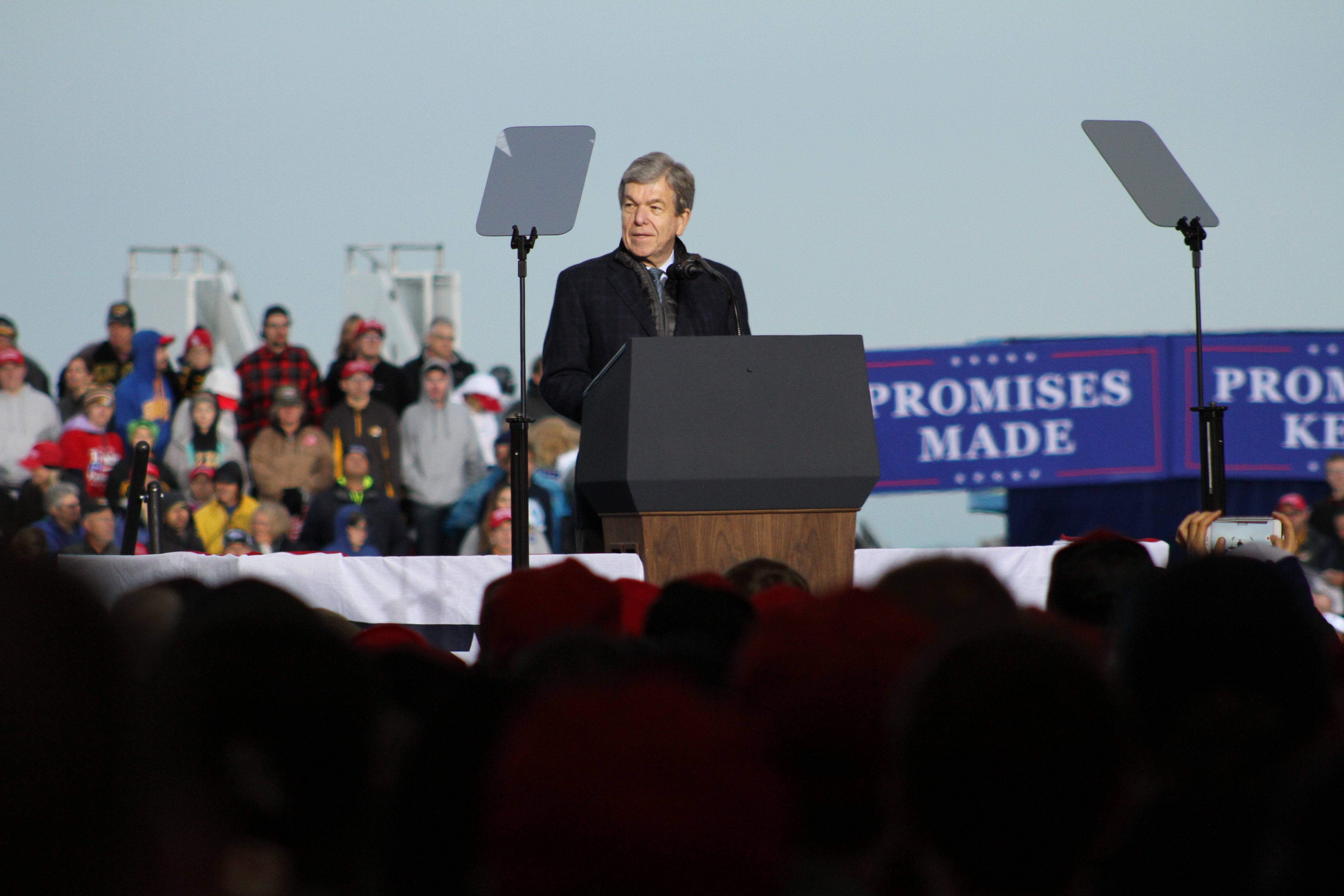 U.S. Sen. Roy Blunt speaks ahead of President Donal Trump's arrival at a campaign rally (ALISHA SHURR/THE MISSOURI TIMES.)