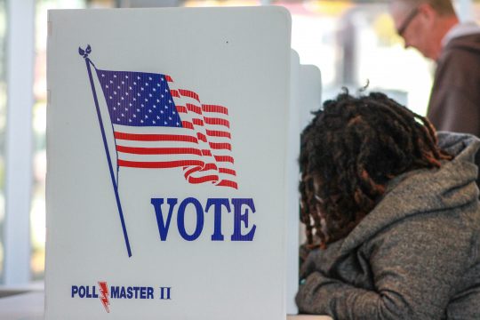A Missourian fills out a ballot on November 6, 2018 (ALISHA SHURR/THE MISSOURI TIMES.)